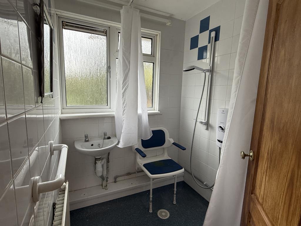 Lot: 89 - HOUSE IN NEED OF IMPROVEMENT - Shower Room in House in Need of Improvement